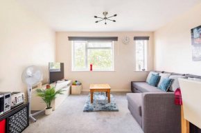 Immaculate 2 - Bedroom House in Milton Keynes